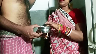 ससुर बहू से बोले पीठ पर तेल लगा दो&comma; फिर गेट पर ही चोद दिया &excl; अश्लील पोर्न हिंदी में