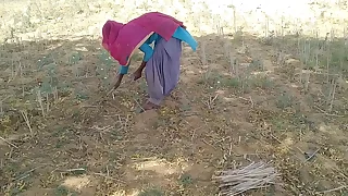 देसी इंडियन ब्वॉयफ्रेंड ने खेत में काम रही उसकी मस्त चोदा porn videos