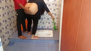 बाथरूम साफ कर रही भाभी को पकड़ कर पेल दिया &excl; Bhabhi XXX Sex